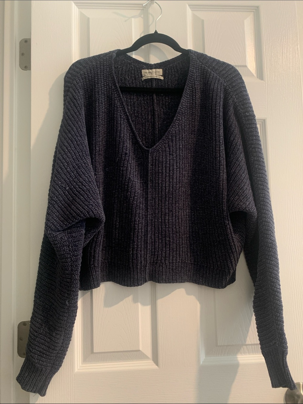 Urban Outfitters Navy V-Neck Ribbed Cropped Sweater (USED)